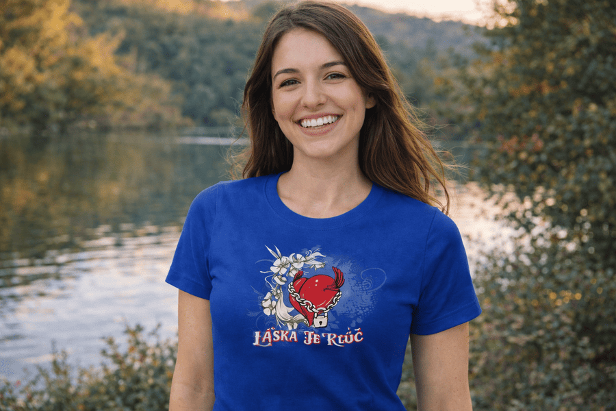 žena v tričku Láska je kľúč mk